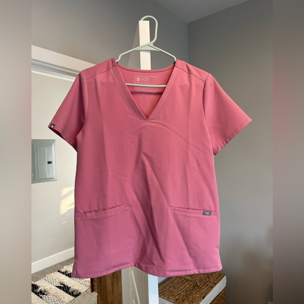 FIGS womens Casma 3 pocket scrub top in chalk pink. Size SMALL